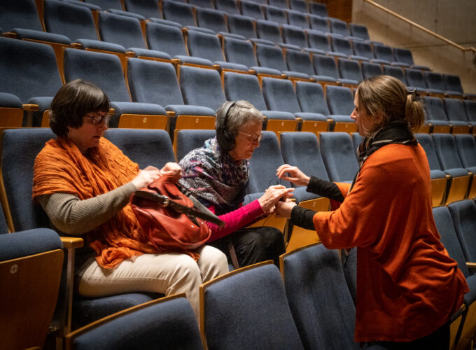 Association Ecoute Voir – Un rose et un balai – Photo: Anne Colliard